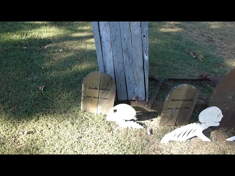 DIY Simple Pallet Tombstones