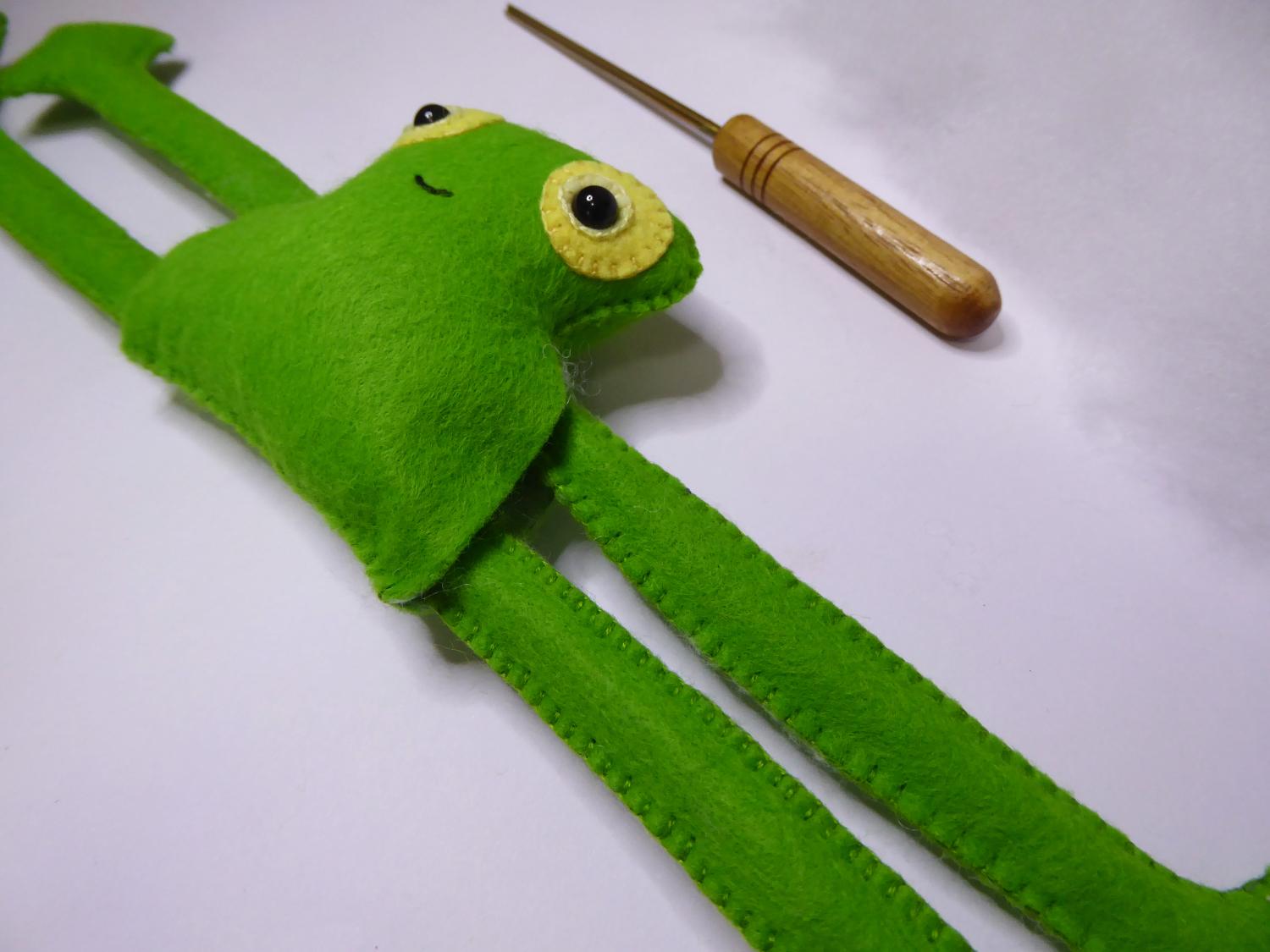 Felt frog pal 34.JPG