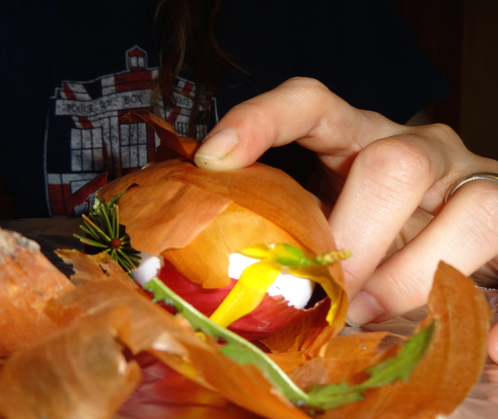 YtB Wrapping Onion Skins All the way around egg-Dutch Dying Eggs 4-15-14.JPG