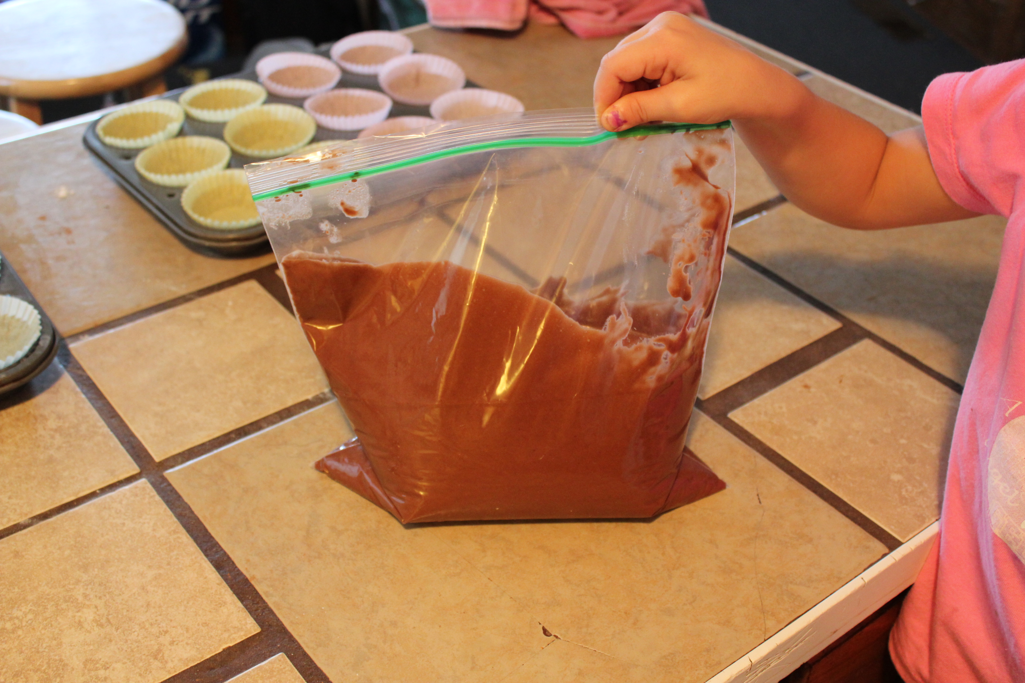 baking - easy way to fill the cups.JPG