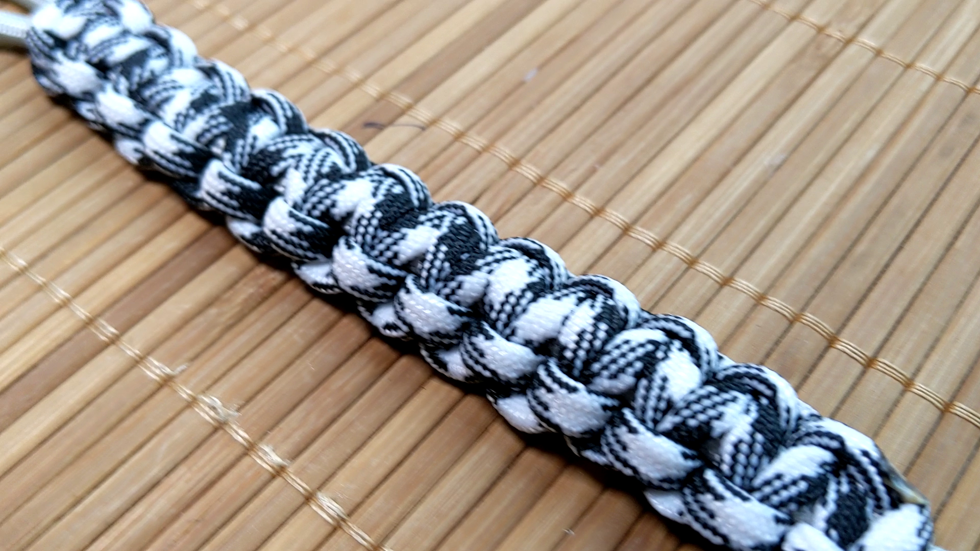 paracord_bracelet_ible_cover.png